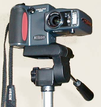 Nikon Coolpix 990 auf Stativ